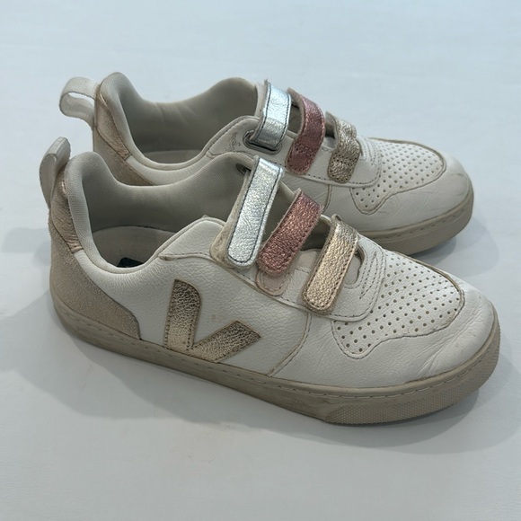 Veja girls sneakers 
Size 35
Good used condition - Picture 1 of 3